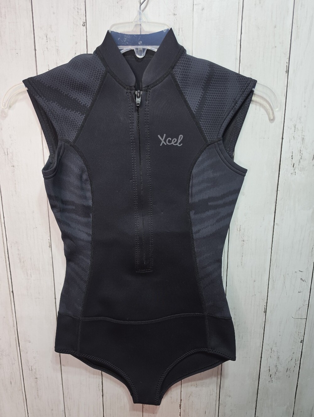 XCEL Women’s Neoprene Zip Front Swimsuit Wetsuit Size 6 Black Gray Camo.